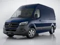 Ciemnoniebieski Mercedes Sprinter stoi na błyszczącej podłodze.