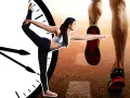 En kvinna gör yoga framför en klocka, medan en löpare springer. Det är dags att springa i skogen!