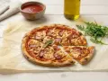 Pyszne, chrupiące ciasto na pizzę bez wyrastania z pikantnym salami i ciągnącym serem. Idealna na szybki obiad.