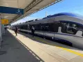 Pasażerowie czekają na peronie 10 na pociąg PKP Intercity w Bydgoszczy. Przyjazdy pociągów są zapowiadane.