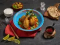 Szafran do czego? Do aromatycznego kurczaka w sosie z warzywami, podanego z plackami i jogurtem.