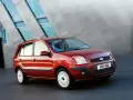 Czerwony Ford Fusion 1.4 benzyna w ruchu miejskim. Elegancka sylwetka i nowoczesny design.