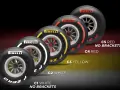 Cinque pneumatici Pirelli di diverse mescole, da C1 a C5, con bande colorate per identificarne la classe.