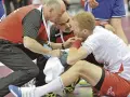 Sztab medyczny udziela pomocy zawodnikowi podczas meczu piłka ręczna Katowice.