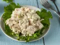 Un piatto di insalata di pollo della nonna, cremosa e ricca, servita su foglie di lattuga croccante.