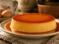 Delicioso flan de huevo casero con caramelo líquido. Una receta clásica que evoca recuerdos de infancia.