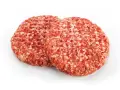 Dwa surowe kotlety mielone na burgery na białym tle.