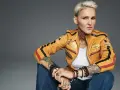 Agnieszka Chylińska w żółtej kurtce motocyklowej, z tatuażami i biżuterią. Jakby mówiła: "kiedyś do ciebie wrócę".
