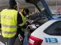Agenti della Polizia Stradale controllano documenti, forse per un caso di targa clonata, durante un posto di blocco.
