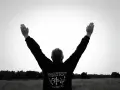 Mann mit erhobenen Armen im Freien, inspiriert von Psalm 92.