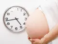 Zbliża się termin porodu. Zegar pokazuje 4:40. Czas na indukcja porodu.