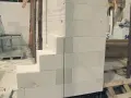 Budowa bloku z betonu komórkowego, widoczne wypełnienie dylatacji między budynkami.