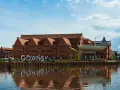 Gdańsk zwiedzanie: ceglane kamieniczki nad Motławą, wielki napis "GDAŃSK" i odbicie w wodzie.