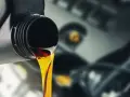 Olej silnikowy leje się z czarnego lejka. Czy można mieszać olej 5w30 z 5w40? To pytanie nurtuje wielu kierowców.