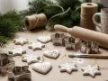 Świąteczne ozdoby, foremki do ciastek, wałek i pędzel. Idealne do przygotowania masy porcelanowej przepis na własnoręczne dekoracje.