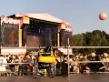 Dwie osoby, jedna na wózku, dzielą intymną chwilę na festiwalu bittersweet.
