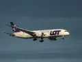 Samolot LOT Polish Airlines z bagażem podręcznym w locie, zbliżający się do lądowania.