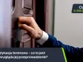 Dłoń puka do drzwi, symbolizując wizytę terenową w ramach windykacji. Logo CashFix i numer telefonu.