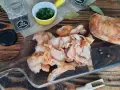 Pokrojony kebab z baraniny, przyprawiony i gotowy do podania. Obok miseczka z posiekaną natką, ziele angielskie i liście laurowe.