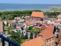 Widok na miasto z wieżą, kościołem i zatoką. Tolkmicko atrakcje zachęcają do zwiedzania urokliwego miasteczka nad Zalewem Wiślanym.