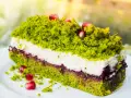 Zielony tort z kremem i owocami granatu, idealny na letnie popołudnie. Ten Azalea przepis zachwyci każdego!