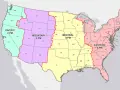 Mapa USA z podziałem na strefy czasowe: Pacyficzną (2 PM), Górską (3 PM), Centralną (4 PM) i Wschodnią (5 PM). Różnica czasu w USA a w Polsce jest znacząca.