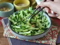 Ensalada de pepino crujiente con sésamo y cacahuetes, perfecta para tus recetas con pepino.