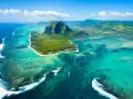 Widok z lotu ptaka na Mauritius: turkusowa laguna, góra Le Morne Brabant i białe fale rozbijające się o rafę. Idealne miejsce na loty na Mauritius.