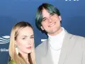 Tribbs, kto to? Młody influencer z zielonymi włosami i jego dziewczyna na ściance.