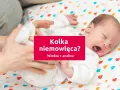 Płacz niemowlaka może oznaczać kolkę. Na zdjęciu widać dziecko z otwartymi ustami, a obok ręce rodzica.
