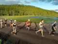 Löpare i en terrängtävling nära en sjö och skog. Bra vasaloppet tips för löpare: träna uthållighet och terränglöpning.