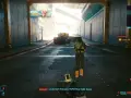 En este mundo cyberpunk, necesito respirar. Un oficial de policía detiene a alguien en un túnel.