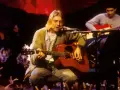 Kurt Cobain gra na gitarze akustycznej, czuć atmosferę, która pachnie nirvaną.