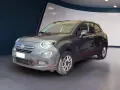 Fiat 500X grigia in esposizione. Controlla la pressione pneumatici per una guida sicura.