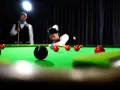 Gracze w skupieniu rozgrywają mecz snookera, zbliżając się do zwycięstwa w snooker mistrzostwa świata.