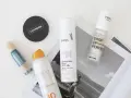 Kosmetyki do ochrony przeciwsłonecznej: spray, mgiełka i puder. Idealne do reaplikacji SPF w ciągu dnia.