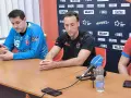 Roberto Garcia i jego koledzy siedzą przy stole, gotowi do konferencji prasowej.