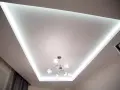 Nowoczesny sufit napinany z podświetleniem LED i designerską lampą. Sprawdź, jaka jest sufity napinane cena.