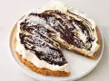 Leckere glutenfreie Torte mit Kokosraspeln und Schokoladensauce. Ein Traum für jeden Anlass!