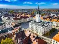 Widok na rynek z ratuszem i wieżą zegarową w Kaliszu, najstarszym mieście w Polsce.