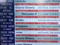 Tablica z rozkładem jazdy pociągów, pokazująca opóźnienia.