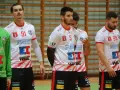 Szymon Kucharski i koledzy z drużyny w białych strojach z czerwonymi detalami, gotowi do gry.