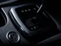 Przycisk "Power" i dźwignia zmiany biegów w automacie. Chcesz wiedzieć, jak ruszyć automatem? To proste!