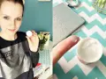 Czy maść cynkowa pomaga na pryszcze? Kobieta pokazuje mały słoiczek z białą maścią, która może pomóc w walce z niedoskonałościami.