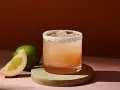 Orzeźwiający drink Paloma z solnym rantem, podany z limonką i plasterkiem grejpfruta. Idealny przepis na lato.