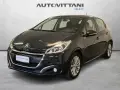 Peugeot 208 grigia, ideale per la città. Controlla la pressione gomme per un viaggio sicuro.