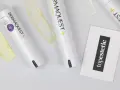 Kremy z retinolem, jak te z linii DERMAQUEST+, mogą powodować efekty uboczne. Na zdjęciu widać opakowania kosmetyków i próbki kremów.