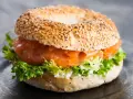 Bajgle na słodko z łososiem, serkiem i sałatą. Idealne na śniadanie lub lunch.