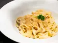 Cremige Pasta mit Sahnesauce, bestreut mit Paprikapulver und garniert mit Petersilie. Ein einfaches Sahnesauce Rezept für Genießer.