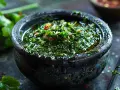 Frisches Chimichurri-Rezept in einer Steinschale, bereit zum Verfeinern von Grillgut.